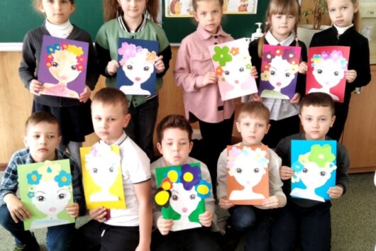 Учні школи вітають усіх Матусь з прийдешнім святом!